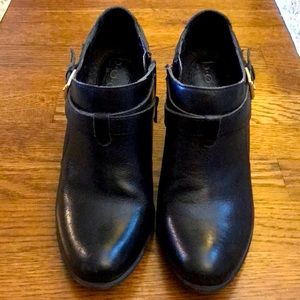 Børn women’s 7 black leather heeled booties